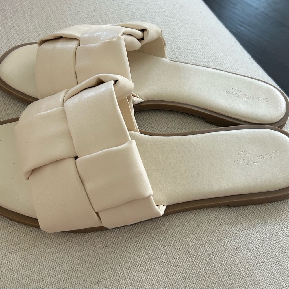 Universal Thread Cream Women's Sandals women’s size 8.5 - Picture 3 of 5